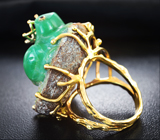 Золотое кольцо с резным уральским изумрудом на породе 66,93 карата и мозамбикскими гранатами Золото