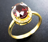 Золотое кольцо с великолепным родолитом 4,22 карата и бесцветными цирконами Золото