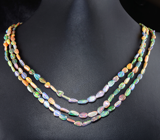 Опаловое колье в три нити из 130 эфиопских черных опалов 70+ карат