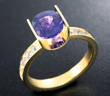 Золотое кольцо с сапфиром со сменой цвета 1,77 карата и лейкосапфирами Золото