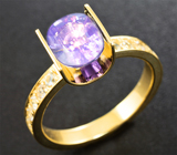 Золотое кольцо с сапфиром со сменой цвета 1,77 карата и лейкосапфирами Золото