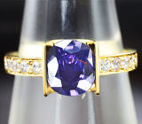 Золотое кольцо с сапфиром со сменой цвета 1,77 карата и лейкосапфирами Золото