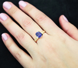 Золотое кольцо с сапфиром со сменой цвета 1,77 карата и лейкосапфирами Золото