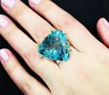 Золотое кольцо с ярким голубым топазом 36,14 карата и лейкосапфирами Золото