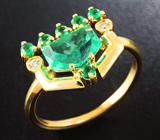 Золотое кольцо с ярким уральским изумрудом авторской огранки 1,2 карата и бриллиантами Золото
