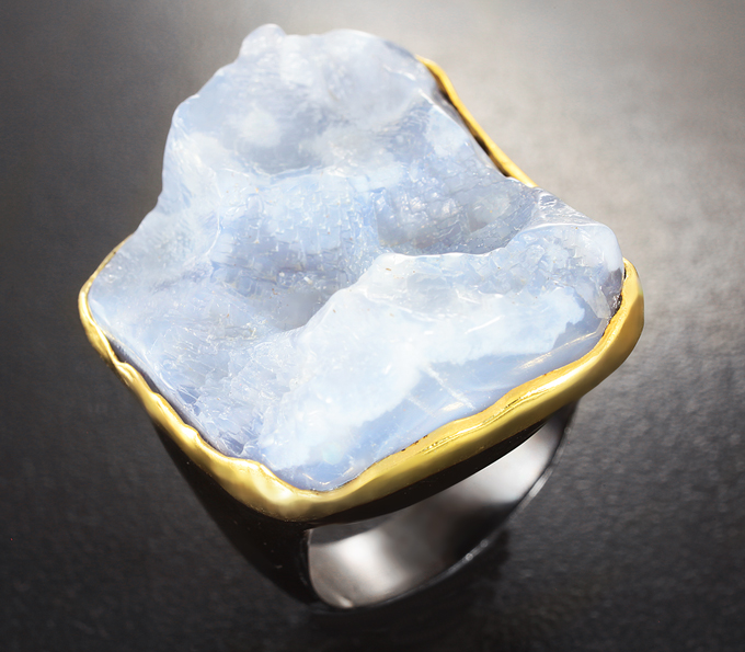 Серебряное кольцо с халцедоном ручной обработки