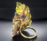 Золотое кольцо с резным серпентиновым кварцем 45,05 карата и цаворитами Золото
