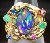 Золотое кольцо с крупным топовым черным опалом 4,02 карата, изумрудами, синими и красными сапфирами Золото