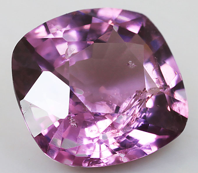 Аметист ограненный. Драгоценные камни виды и названия. Кварц аметист. Аметист камень геншин. Какой камень дороже аметист или.