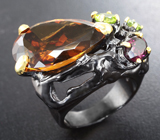 Серебряное кольцо с «коньячным» цитрином 19 карат, родолитом и перидотами