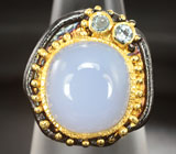 Серебряное кольцо с халцедоном 7 карат и голубыми топазами