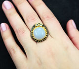 Серебряное кольцо с халцедоном 7 карат и голубыми топазами