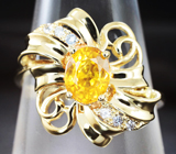 Золотое кольцо с ярким желтым 1,43 карата и бесцветными сапфирами Золото