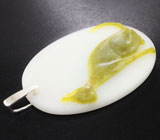 Камея-подвеска «Баст» из цельных лимонного и бесцветного нефрита