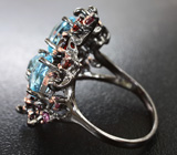 Серебряное кольцо с голубыми топазами, родолитами и мозамбикскими гранатами Серебро 925