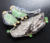 Серебряная брошь с осколком метеорита Кампо-дель-Сьело, цаворитами, синими и оранжевыми сапфирами Серебро 925