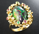 Золотое кольцо с кристаллическим черным опалом 6,38 карата, красными сапфирами, цаворитами и бриллиантами Золото