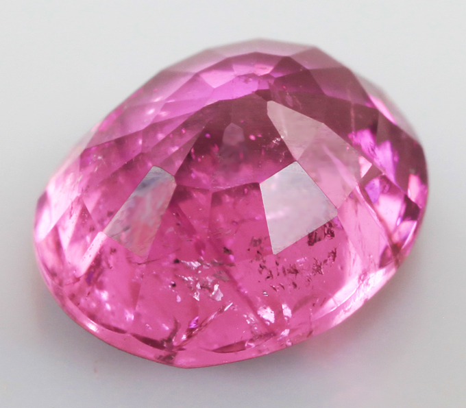 благородный черный опал. опал минерал гидрофан. самоцветы драгоценные камни. неоново-розовый турмалин 20 карат. мадагаскарский опал.