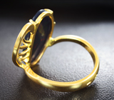 Золотое кольцо с ограненным черным опалом 2,17 карата и цаворитами Золото
