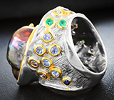 Серебряное кольцо с цветной жемчужиной 32,12 карата, танзанитами, синими сапфирами и изумрудами