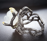 Серебряное кольцо с резным лунным камнем 9+ карат и перидотами Серебро 925