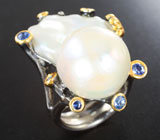 Серебряное кольцо с жемчужиной барокко 29,47 карата и синими сапфирами