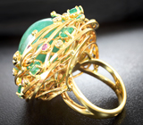 Золотое кольцо с крупным кабошоном 41,57 карата и ограненными уральскими изумрудами, пурпурно-розовыми сапфирами и бриллиантами Золото