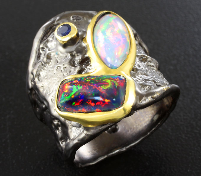 Серебряное кольцо с кристаллическими эфиопскими опалами топовых характеристик и синим сапфиром