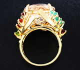 Золотое кольцо с морганитом 23,56 карата, уральскими изумрудами и демантоидами, шпинелями, сапфирами и бриллиантами Золото