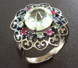 Ажурное серебряное кольцо с зеленым аметистом и разноцветными сапфирами