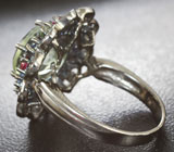 Ажурное серебряное кольцо с зеленым аметистом и разноцветными сапфирами