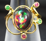 Золотое кольцо с кристаллическим черным опалом 3,01 карата, цаворитами и красными сапфирами Золото
