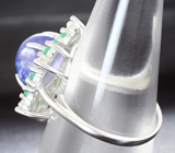 Эффектное серебряное кольцо с танзанитом и изумрудами Серебро 925