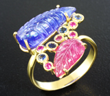 Золотое кольцо с резным танзанитом 4,65 карата, резным пурпурно-розовым сапфиром 1,86 карата и ограненными сапфирами Золото
