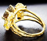 Золотое кольцо с уникальным крупным андалузитом 2,95 карата, уральскими демантоидами, топазолитом и бриллиантами Золото