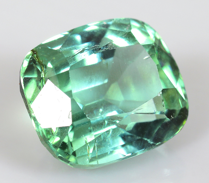 Зеленый турмалин камень. _Турмалины зеленые верделиты. Зеленый турмалин Кристалл. Турмалин (верделит). Турмалин камень зеленый триллион.