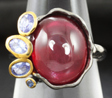 Серебряное кольцо с рубином 11,9 карата, танзанитами и синим сапфиром