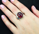Серебряное кольцо с рубином 11,9 карата, танзанитами и синим сапфиром