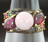 Серебряное кольцо с розовым опалом, родолитами гранатами и зелеными топазами