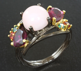 Серебряное кольцо с розовым опалом, родолитами гранатами и зелеными топазами Серебро 925