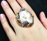 Серебряное кольцо с жемчужиной барокко 70,11 карата, синими 4,18 карата и оранжевыми сапфирами