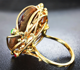 Золотое кольцо с крупным слайсом мексиканского jelly опала, цаворитами и красными сапфирами Золото