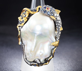 Серебряное кольцо с жемчужиной барокко 70,94 карата, синими и оранжевыми сапфирами