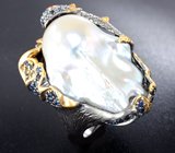Серебряное кольцо с жемчужиной барокко 70,94 карата, синими и оранжевыми сапфирами