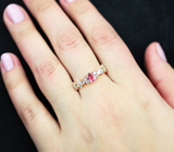 Изящное серебряное кольцо с розовым турмалином, перидотами, голубыми топазами