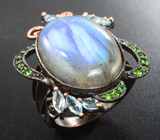 Серебряное кольцо с лабрадоритом, голубыми топазами и диопсидами Серебро 925