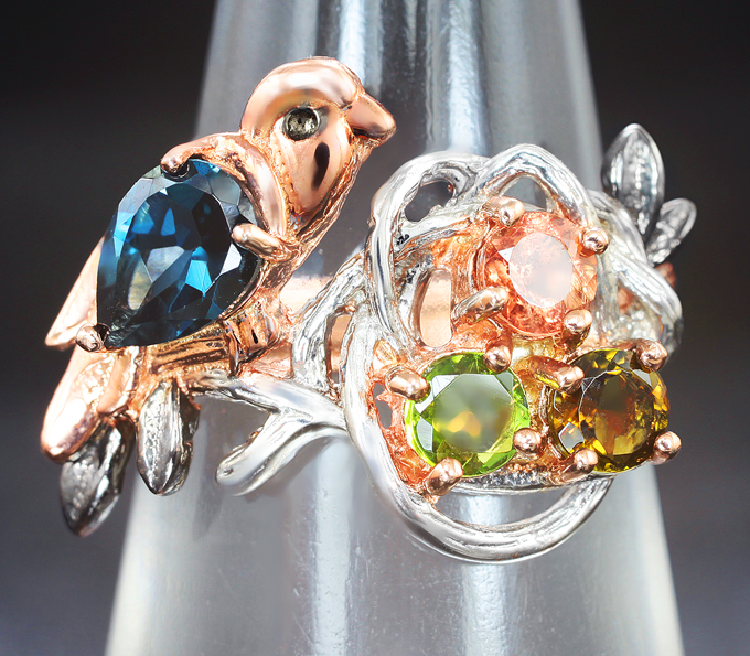 Чудесное серебряное кольцо с насыщенно-синим топазом и разноцветными турмалинами