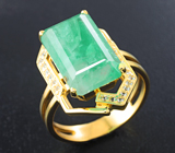 Золотое кольцо с крупным уральским изумрудом 9,95 карата и бесцветными топазами Золото