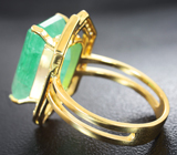 Золотое кольцо с крупным уральским изумрудом 9,95 карата и бесцветными топазами Золото