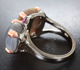 Серебряное кольцо с солнечным камнем со звездой и эффектом кошачьего глаза, и родолитами Серебро 925